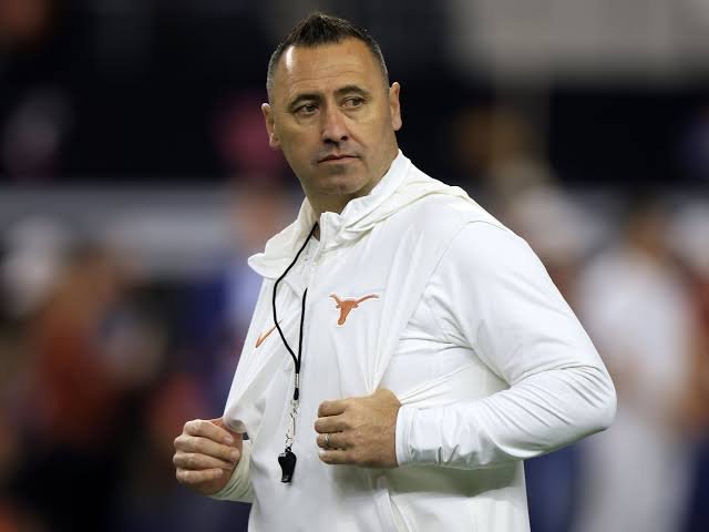 Emotional Departure: As Brilliant Star Player for the Longhorns Waves Goodbye and Announces His Exit from the Program Following Contract Termination with Staff…