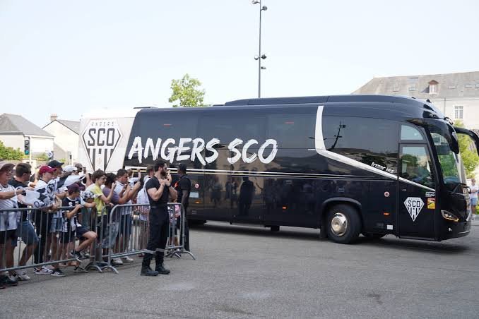 đšđLES SUPPORTERS DâANGERS SCO SOUS LE CHOC APRĂS LE DON DâUN NOUVEAU BUS PAR LâANCIEN CAPITAINEâŠ** đ€